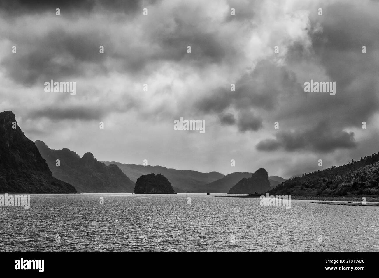 Magnifique paysage de Bai Tu long Bay, pris pendant la croisière à Quan LAN Island, Vietnam. Paysage de bord de mer photo prise en Asie du sud-est, Ha long Banque D'Images