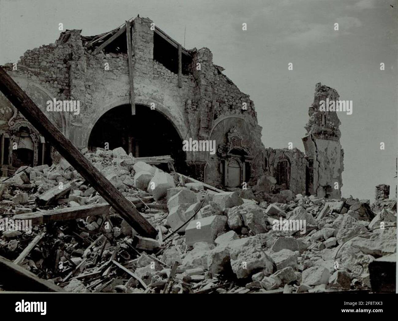 A l'occasion de l'anniversaire de la déclaration de guerre en Italie à l'Öst.- la monarchie hongroise a complètement détruit les monastères de Monte Santo, probablement en 23.5.1916. Banque D'Images