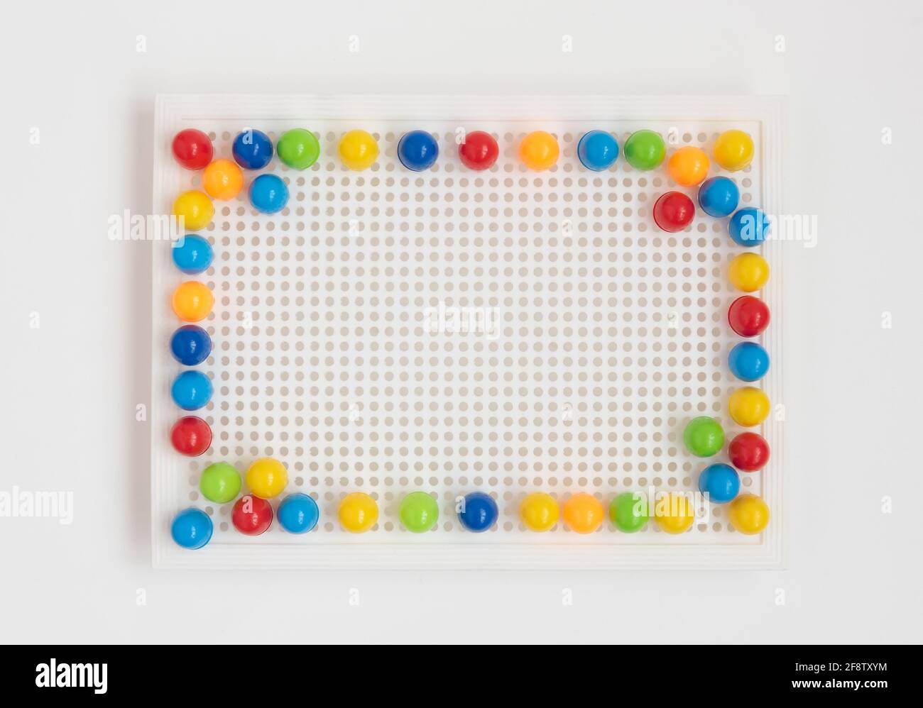 Cadre en mosaïque de jouets pour bébés enfants sur fond blanc. Vue de dessus, plan d'appartement. Copier l'espace pour le texte Banque D'Images