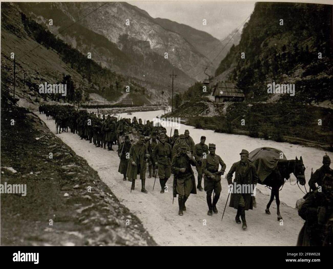 B.H.2.Am Marche à travers la vallée de la Soca. . Banque D'Images