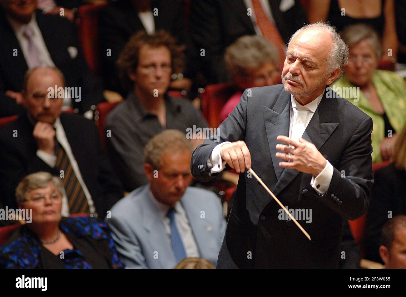 DEU, Deutschland, Ruhrgebiet, Essen, 07.09.2005: Lorin Maazel BEI seinem Konzert mit dem New York Philharmonic in der Essener Philharmonie. [(c) Micha Banque D'Images