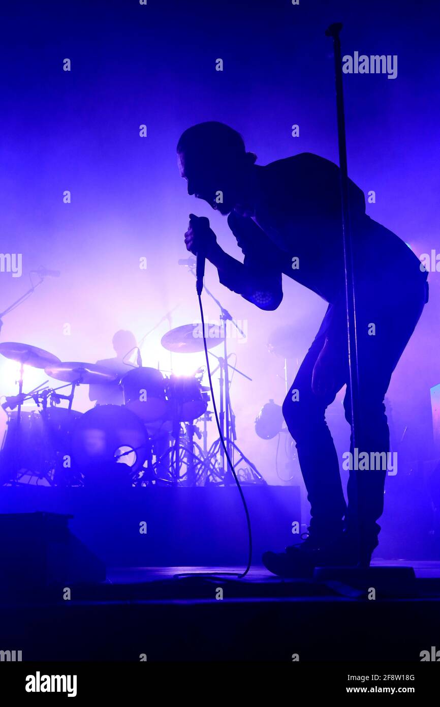 DEU, Deutschland, Ruhrgebiet, Duisburg, 21.06.2013: Saenger Tom Smith von den Editors auf der Buehne beim Festival Traumzeit in der Kraftzentrale des Banque D'Images