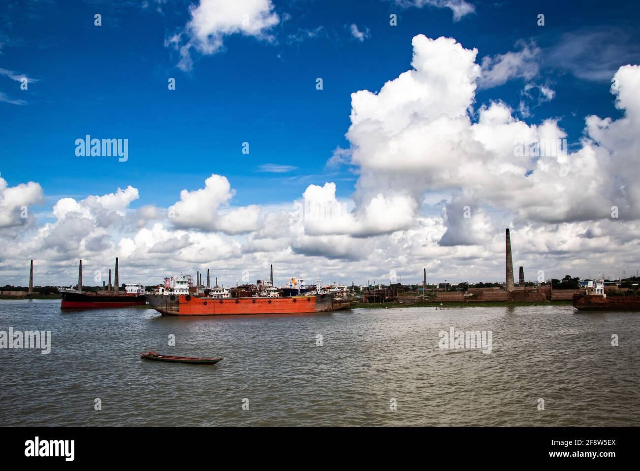 Magnifique ciel nuageux au-dessus de la rive J'ai pris cette image le 14 septembre 2020 en provenance du Bangladesh, Asie du Sud Banque D'Images