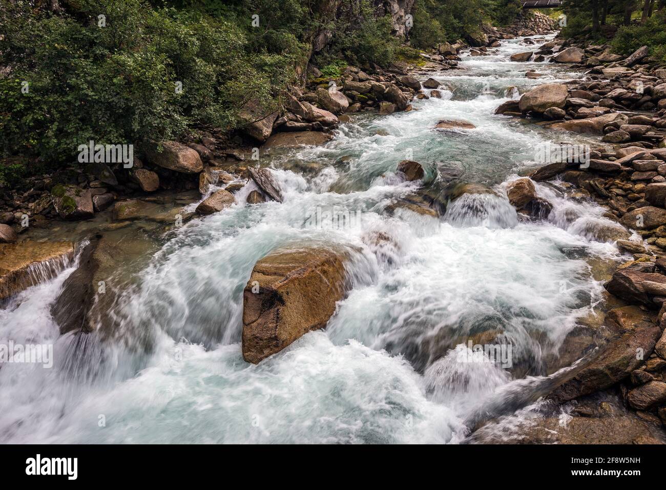 Le torrent Krimmler Ache. (Krimml Waterfalls Krimmler Wasserfälle). Alpes autrichiennes. Europe. Banque D'Images