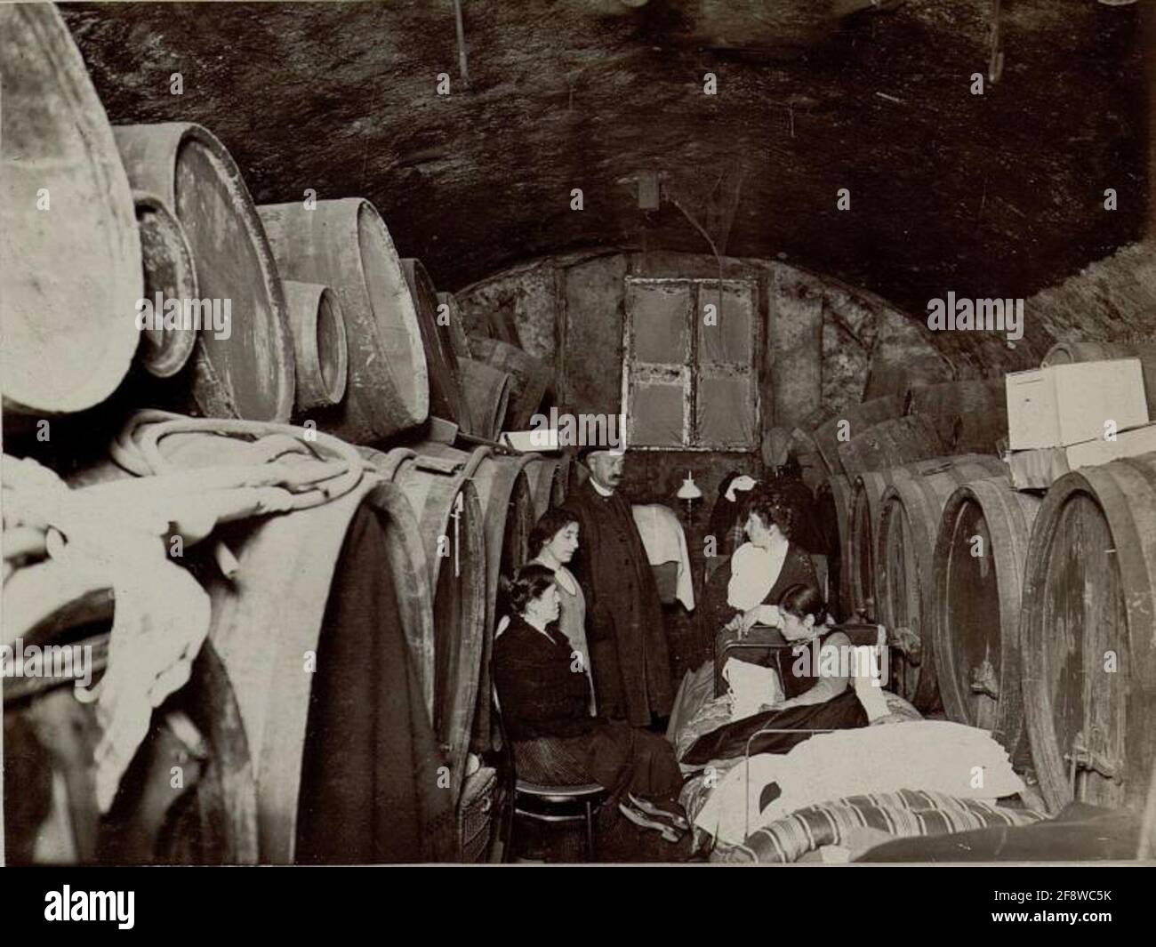 Une famille est à la recherche d'une protection contre l'abri dans l'appartement sous-sol d'une famille dans la cave à vin pendant les rives de la ville, maison Volksgartenstrasse NRO.9 Banque D'Images