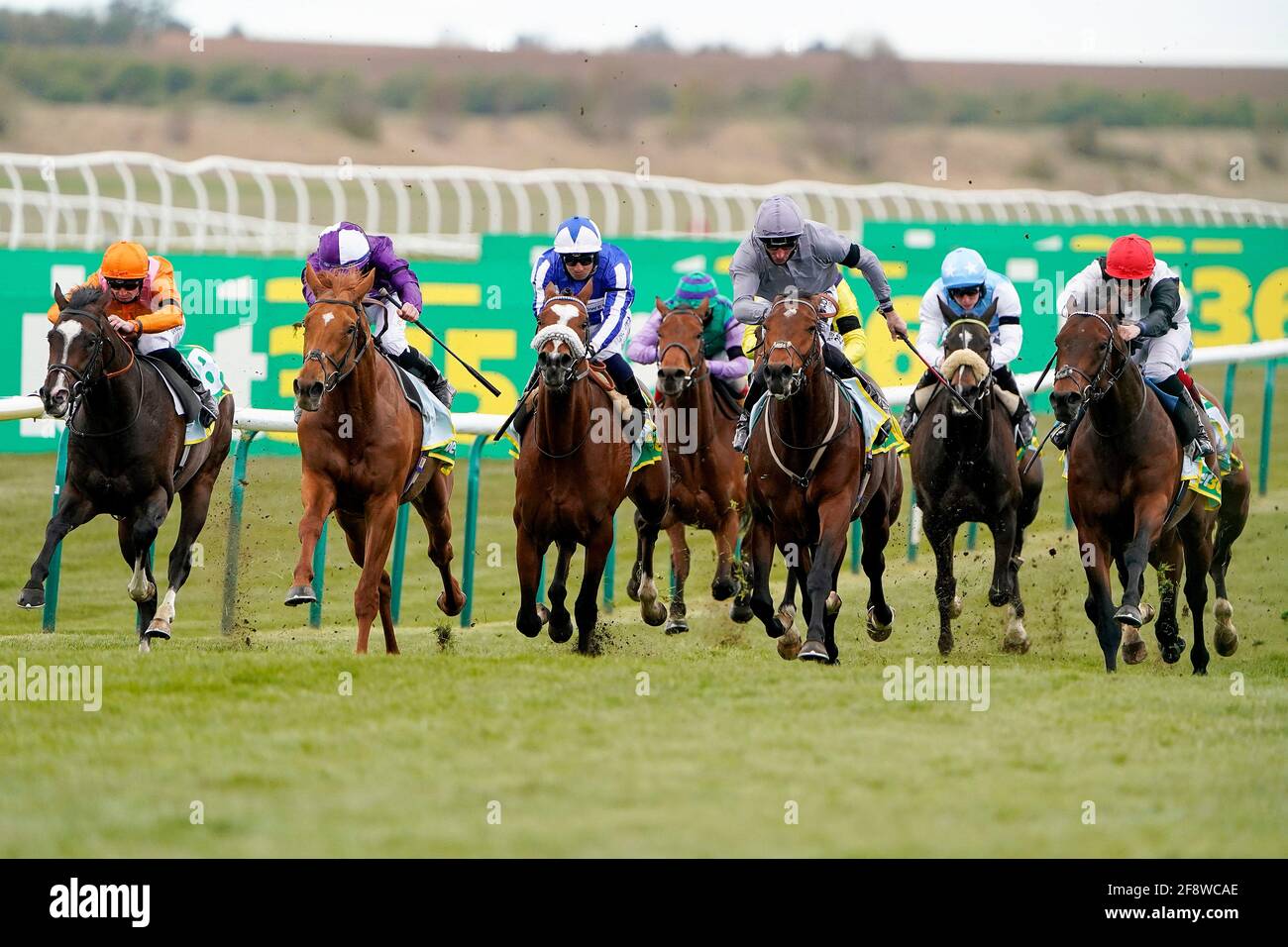 Peter le Grand, monté par Nicky Mackay (à droite), remporte les bet365 Wood Ditton Maiden Stakes au Newmarket Racecourse. Date de la photo : jeudi 15 avril 2021. Banque D'Images