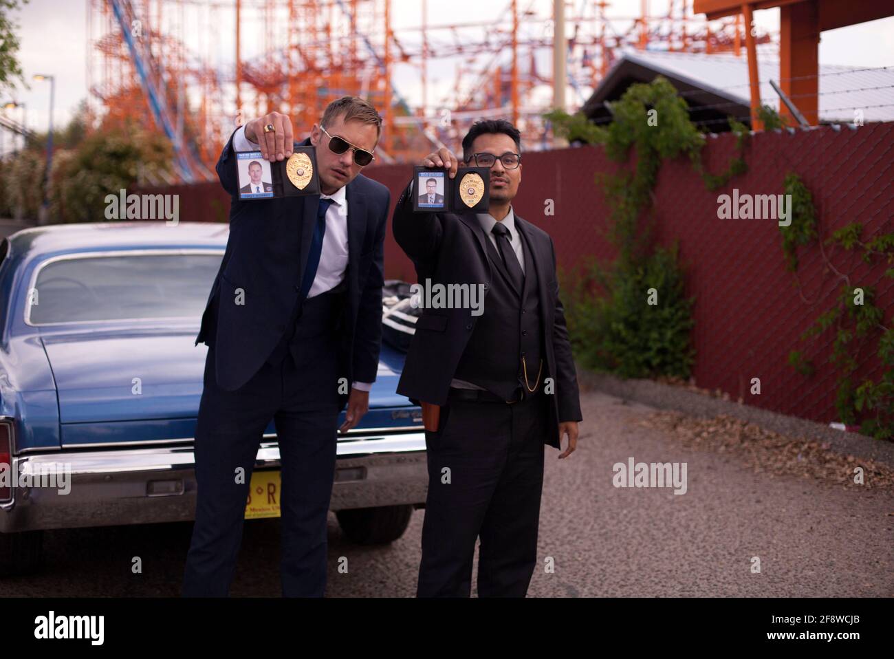 MICHAEL PEÑA et ALEXANDER SKARSGARD en GUERRE CONTRE TOUT LE MONDE (2016), dirigé par JOHN MICHAEL MCDONAGH. Credit: Bankside films / BFI / Album Banque D'Images