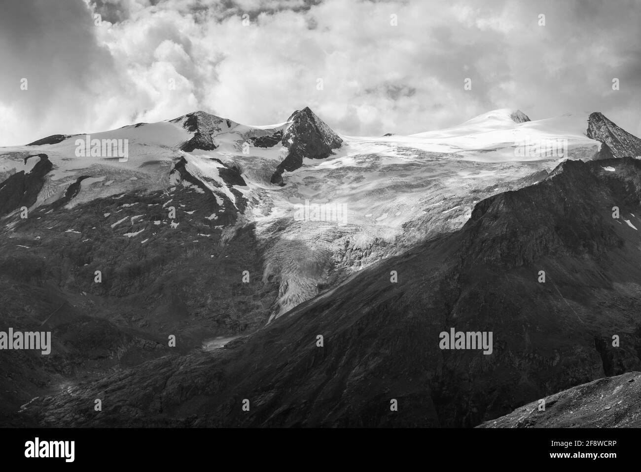 Soleil et nuages au-dessus du glacier de Schlatenkees. Groupe de montagne Venediger. Osttirol. Alpes autrichiennes. Europe Banque D'Images