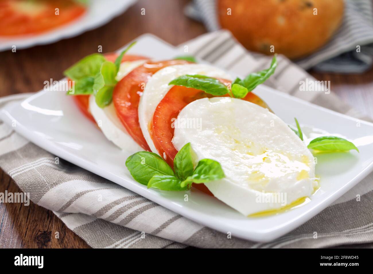 Salade Caprese avec mozzarella, tomates et basilic frais. Banque D'Images