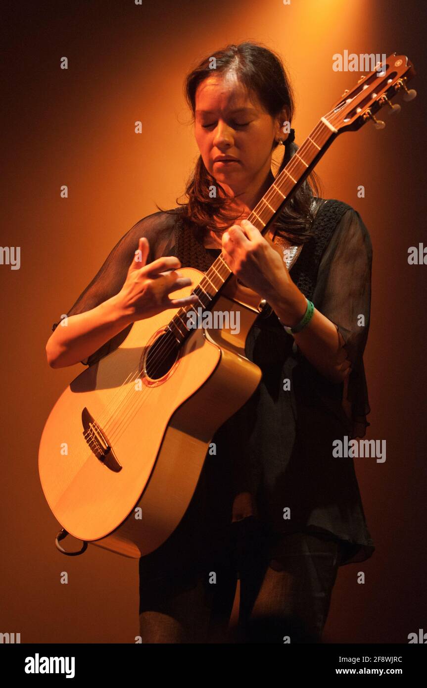 Gabriela Quintero joue de la guitare rythmique avec Rodrigo S‡nchez dans le duo mexicain, Rodrigo y Gabriela, Womad Festival, Royaume-Uni, juillet 30, 2011. Banque D'Images
