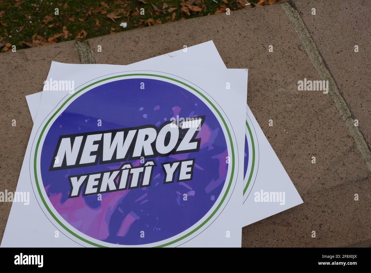 Bannière en langue kurde pour le festival Newroz (semblable à Pâques dans la culture turque) Banque D'Images