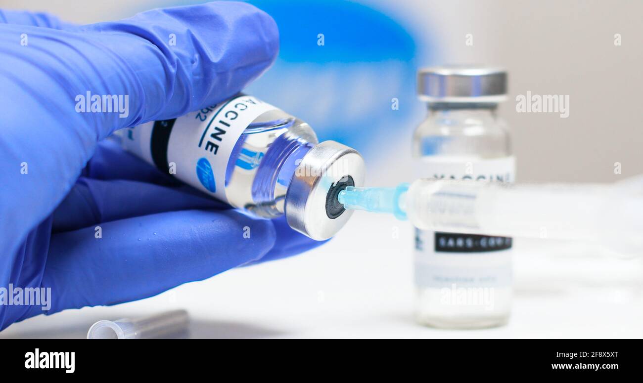 Odessa, Ukraine - 9 décembre 2020 : un scientifique ou un médecin porte un nouveau vaccin BNT162b2 pour l'injection de volontaires humains contre le COV-SRAS Banque D'Images
