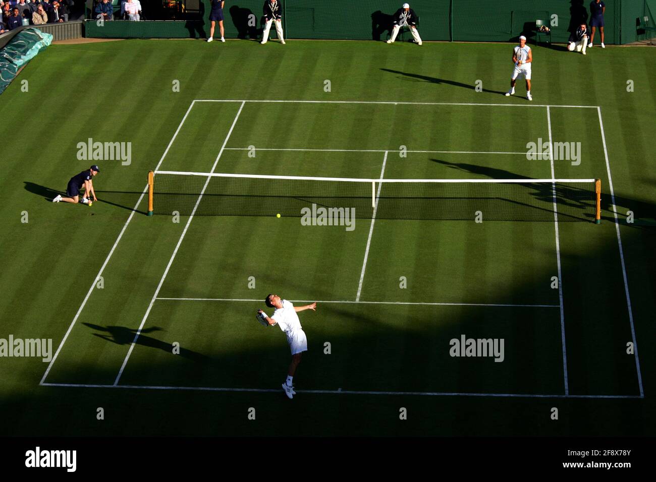 Tim Henman de Grande-Bretagne servant à Carlos Moya d'Espagne apporter un match de 2007 sur le Centre court à Wimbledon. C'était la dernière victoire de Henman à Wimbledon Banque D'Images