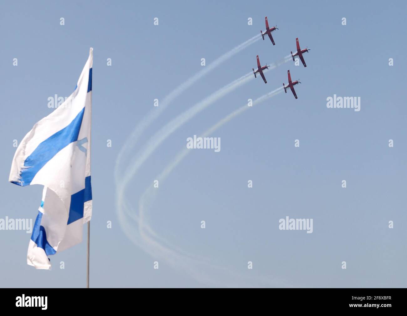 TEL AVIV, le 15 avril 2021 des avions se présentent dans un spectacle aérien lors des 73e célébrations de l'indépendance d'Israël à tel Aviv, Israël, le 15 avril 2021. (Gideon Markowicz/JINI via Xinhua) Credit: Xinhua/Alay Live News Banque D'Images