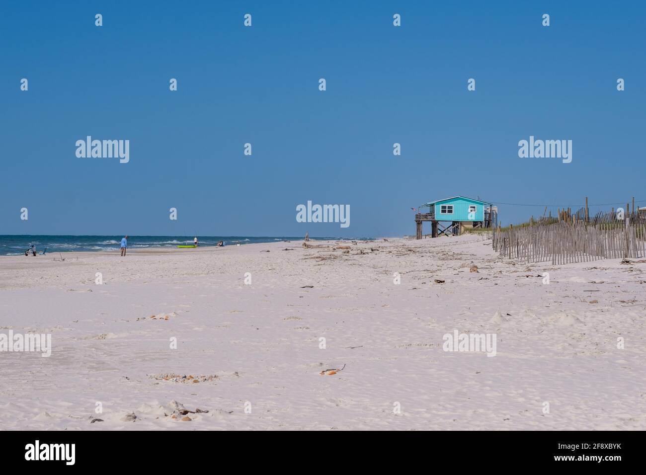 GULF SHORES, AL, Etats-Unis - 29 MARS 2021: Maison de plage et sable sur la côte du golfe du Mexique Banque D'Images