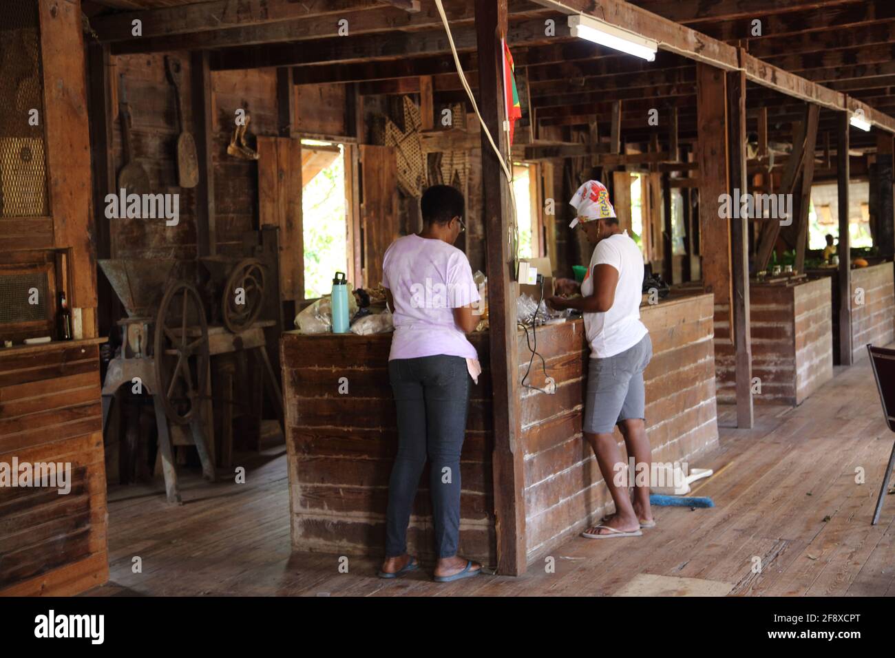 Dougaldston Estate Grenada Spice Plantation Cocoa Station femmes travaillant Épices à l'intérieur du Boucan historique qui a été détruit depuis Par feu dans Banque D'Images