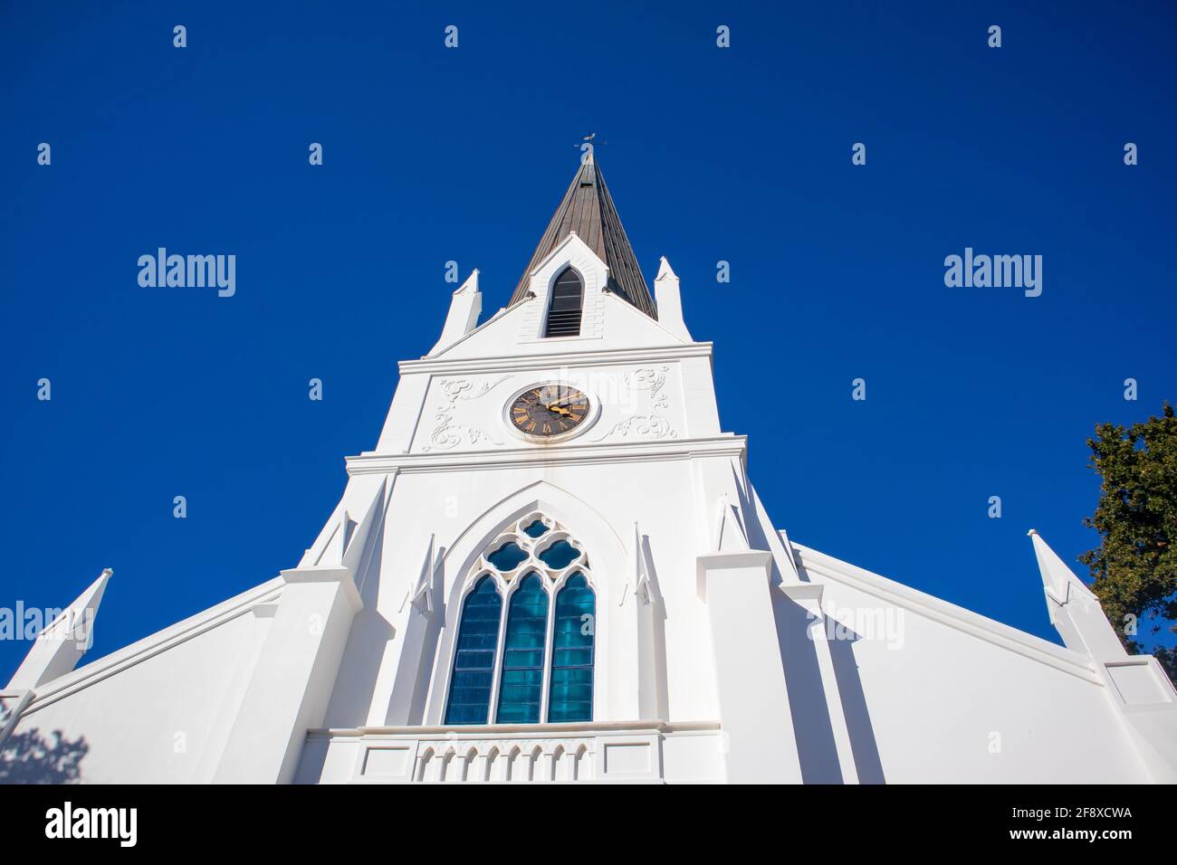 Stellenbosch, le Cap, Afrique du Sud 08-04-2021 Église réformée néerlandaise à Stellenbosch pendant un après-midi chaud et calme. Ciel bleu en arrière-plan. Banque D'Images