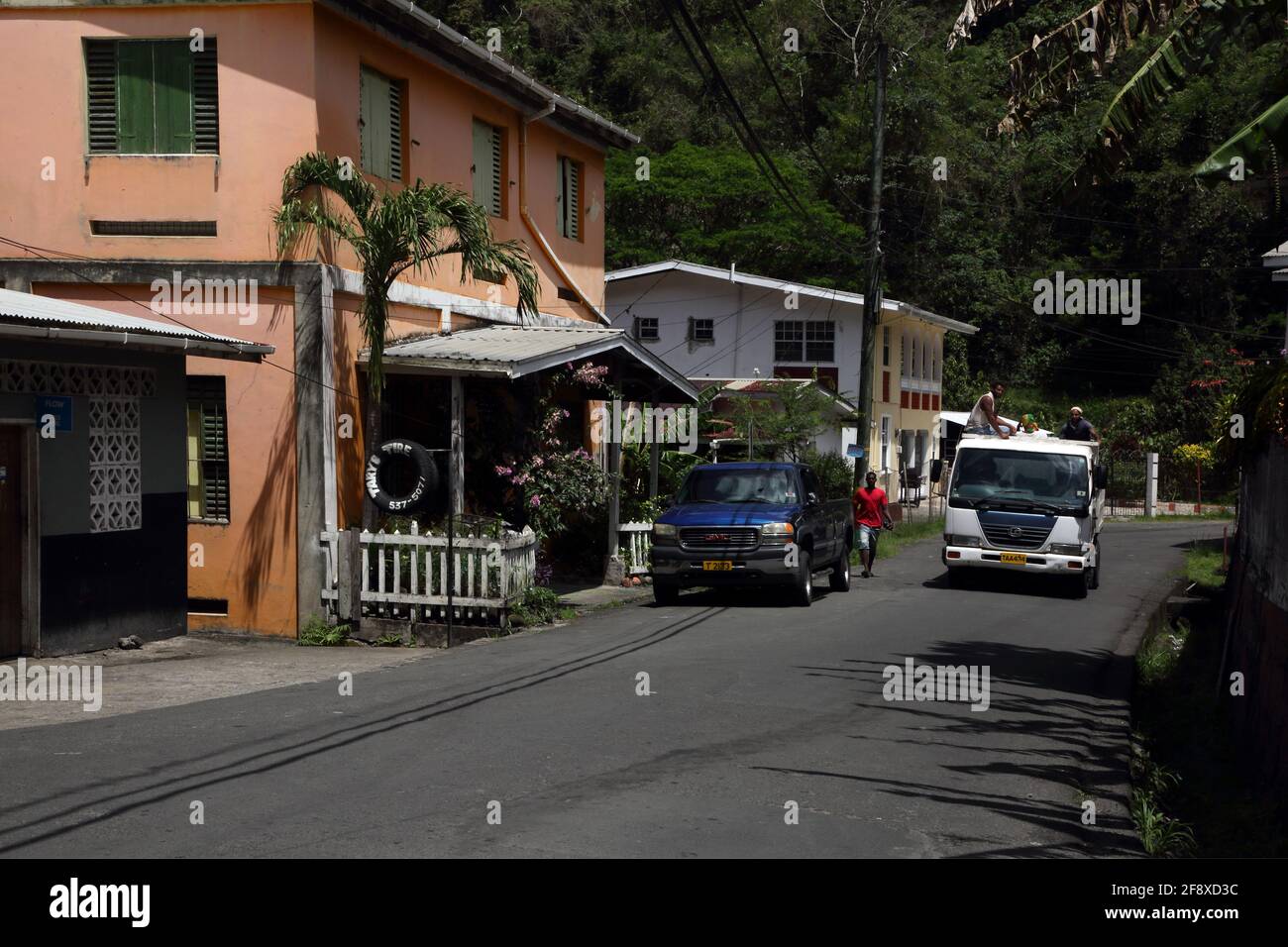 St John Coast Road Grenade hommes voyageant dans l'arrière D'un pick-up Banque D'Images