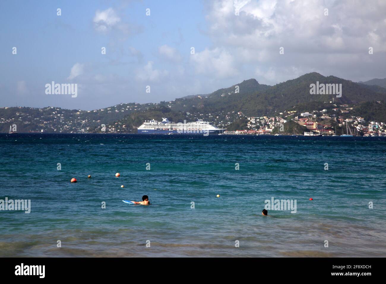 Grande Anse Beach Grenade touristes natation à Sea Capital St George's au loin Banque D'Images