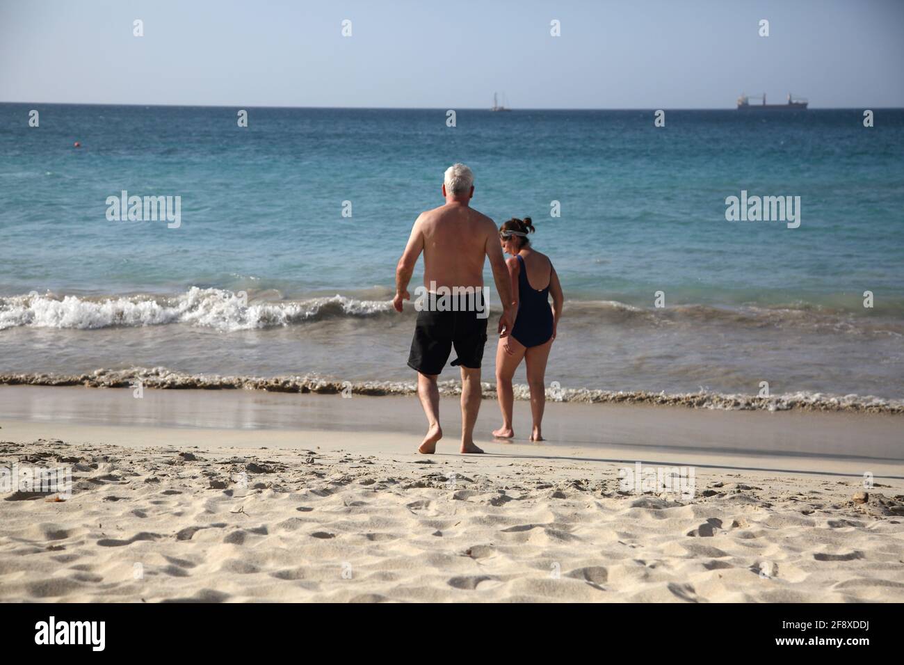 Grand Anse Beach Grenade couple sur la plage Banque D'Images