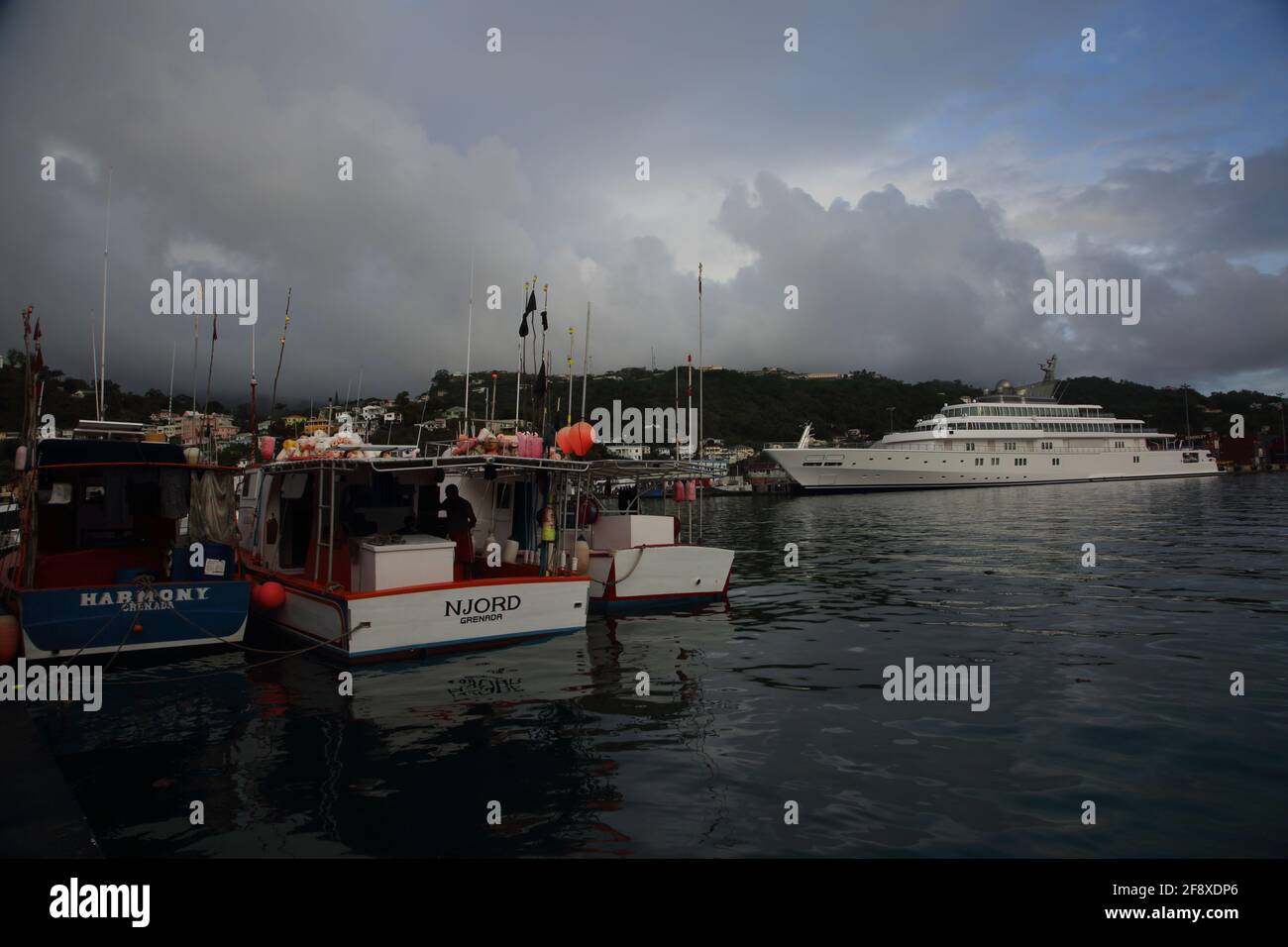 Bateaux de pêche de la Grenade de St George et Super Yacht sur le Carenage Banque D'Images