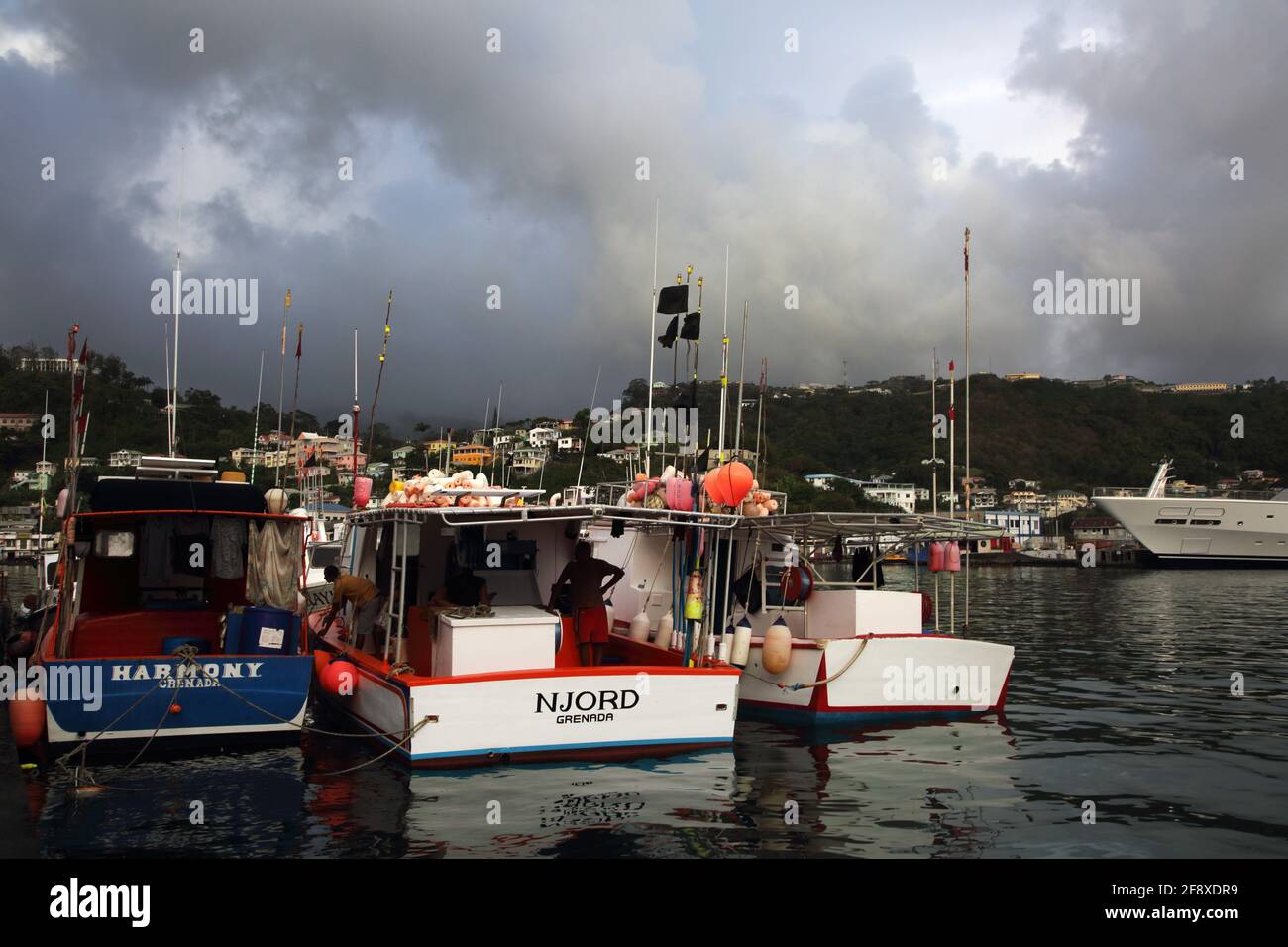 Grenade de St George les bateaux de pêche de Carenage Harmony et Njord Dans le port de compensation de pluie après le déversage Banque D'Images