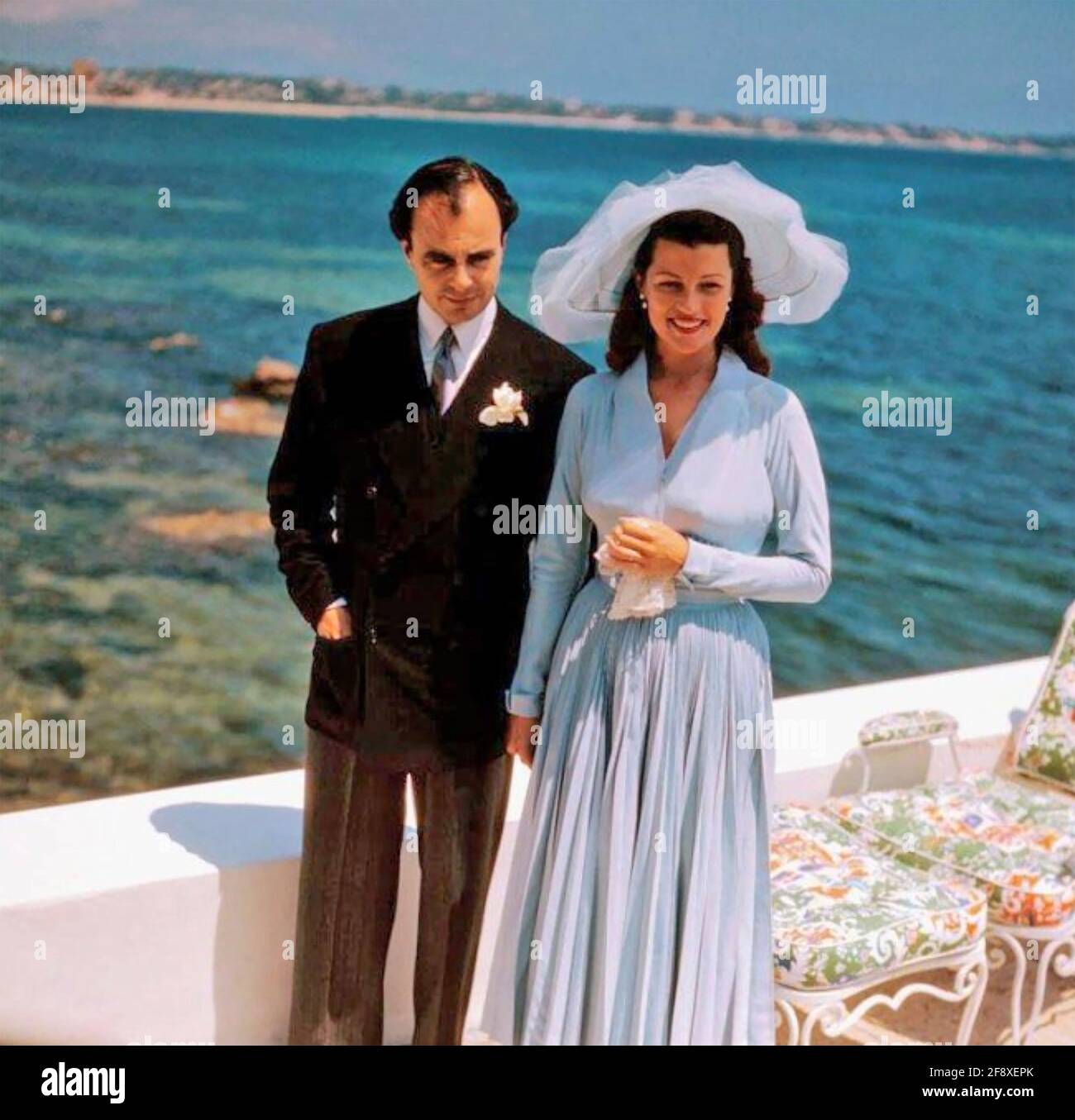 RITA HAYWORTH actrice américaine de film avec son troisième mari Prince LYA Khan à leur réception de mariage dans le jardin de Le Château de l'Horizon près de Cannes le 27 mai 1949 Banque D'Images