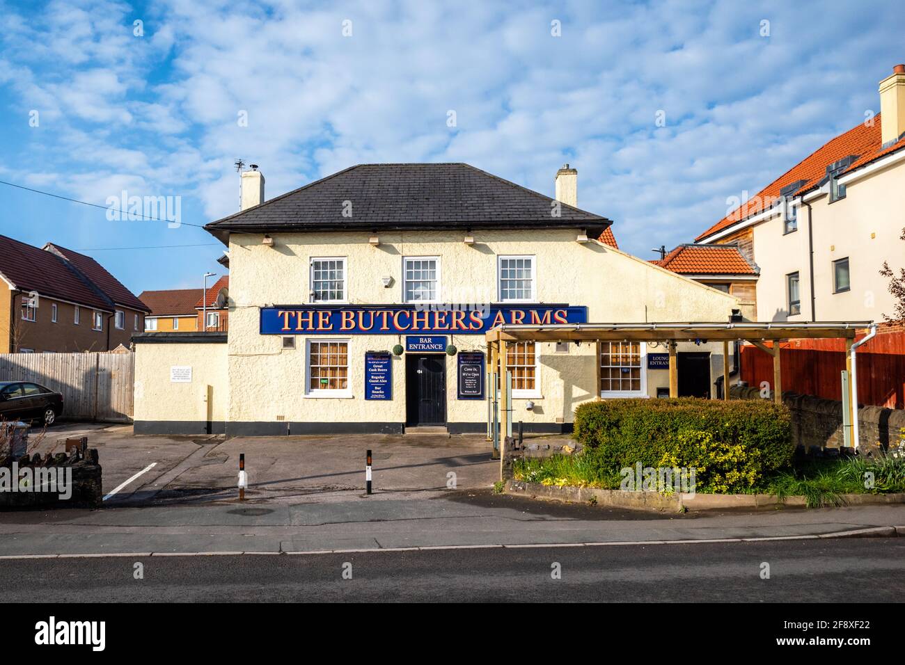 L'extérieur des bras de bouchers - 22 Bath Rd, Longwell Green, Bristol BS30 9DG (avril 2021) Banque D'Images