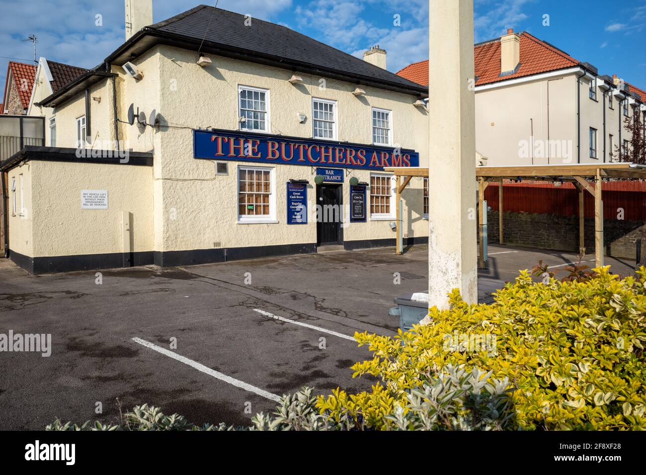 L'extérieur des bras de bouchers - 22 Bath Rd, Longwell Green, Bristol BS30 9DG (avril 2021) Banque D'Images