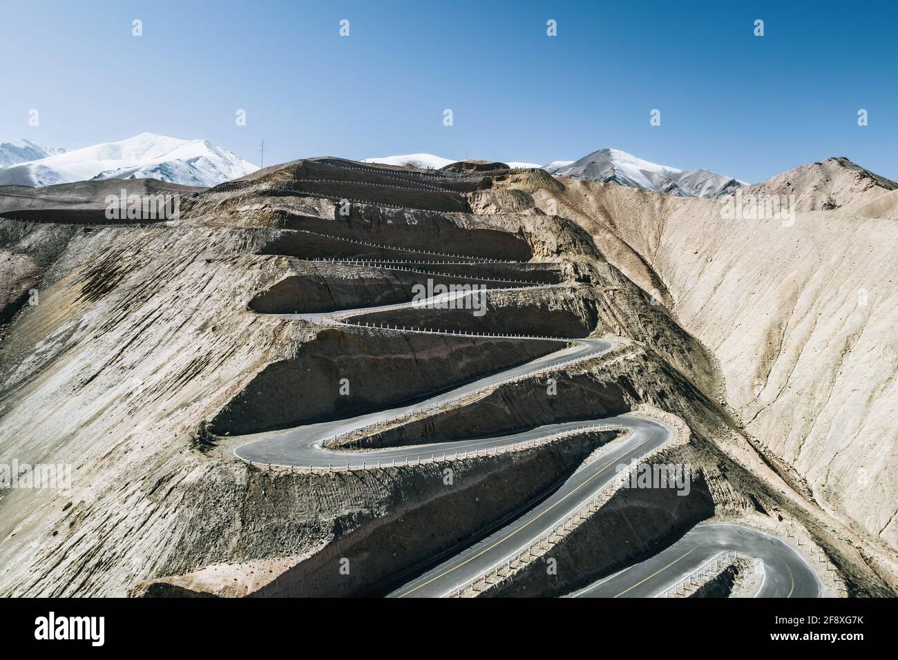 vue aérienne de la route de montagne pleine de virages en épingle à cheveux Qui relient le comté autonome Tajik de Tachkurg et le canton de Wacha Banque D'Images