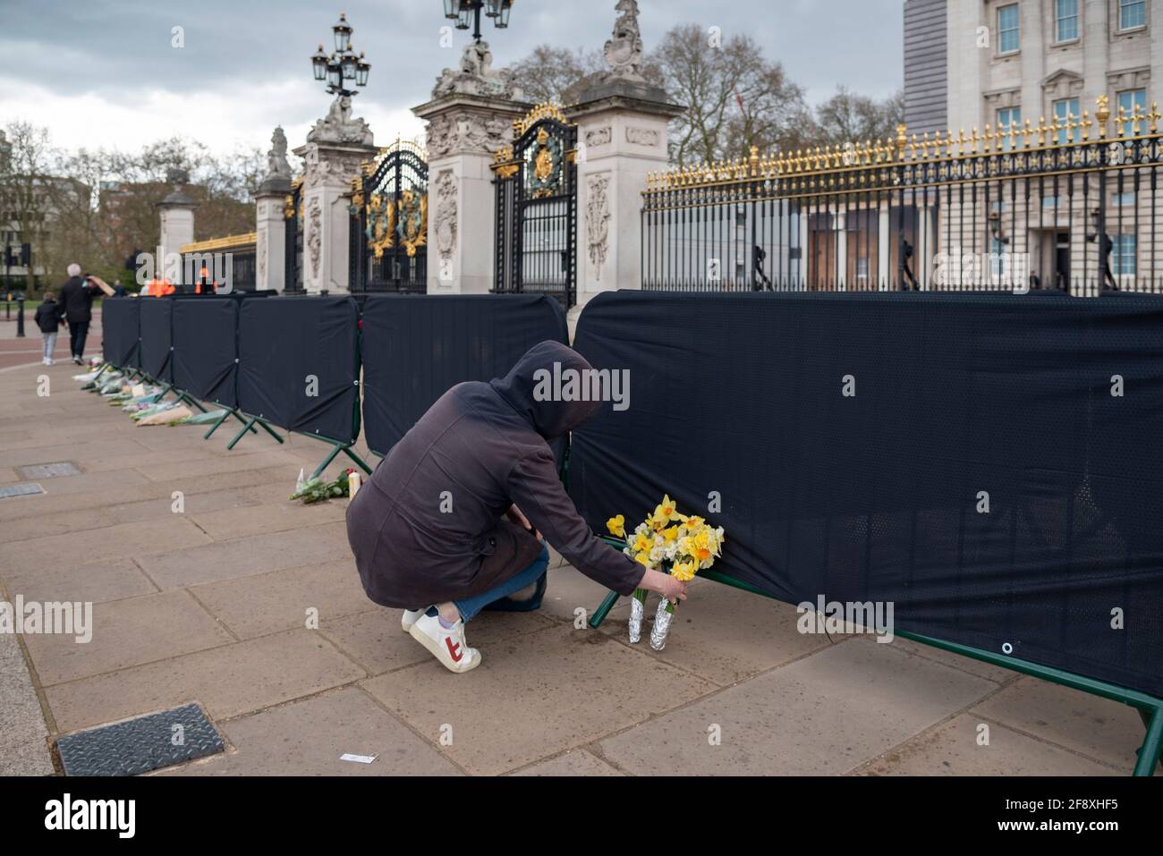 Londres, Royaume-Uni. 15 avril 2021. Les adeptes du wishers quittent les hommages floraux devant Buckingham Palace pour le HRH Prince Phillip à Londres, au Royaume-Uni, le 15 avril 2021. Les funérailles royales de cérémonie du prince Philip, duc d'Édimbourg auront lieu le 17 avril au château de Windsor.(photo de Claire Doherty/Sipa USA) crédit : SIPA US/Alay Live News Banque D'Images