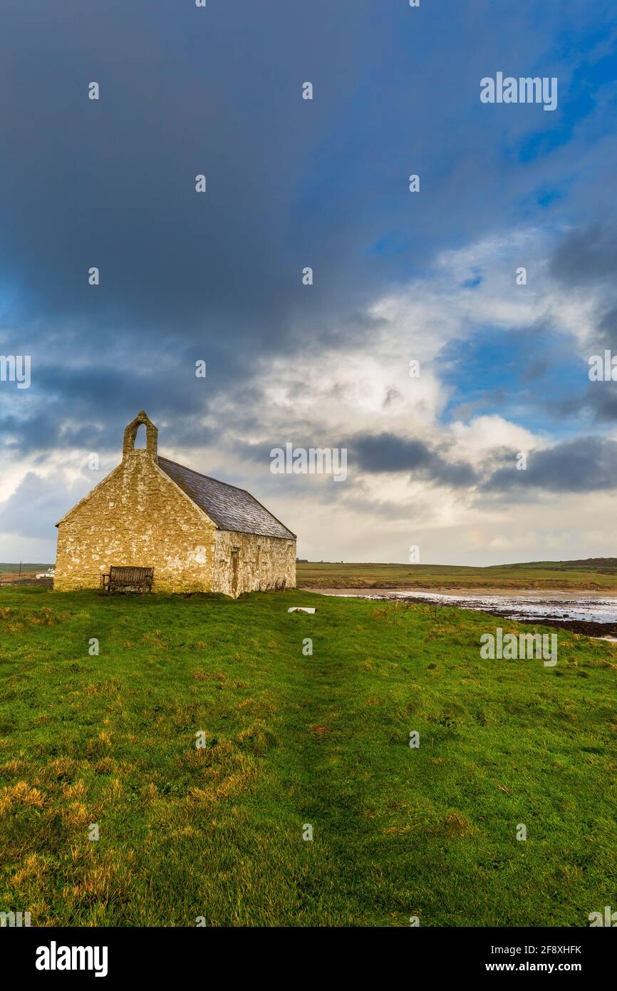 Église Saint-Cwyfan dans la mer à Porth Cwyfan à Anglesey, pays de Galles Banque D'Images