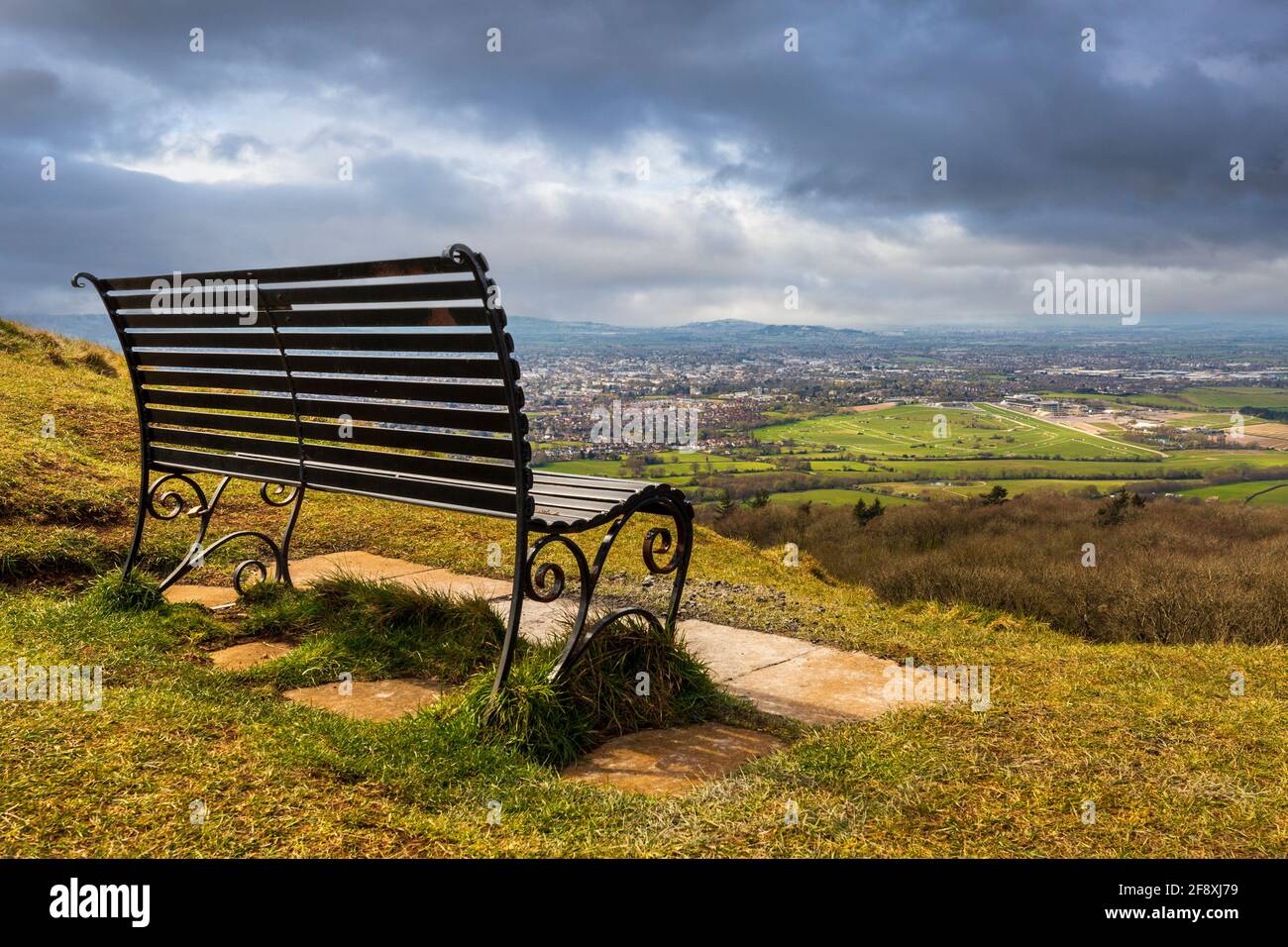 Vue sur l'hippodrome de Cheltenham depuis l'escarpement de Cleeve Hill, Gloucestershire, Angleterre Banque D'Images