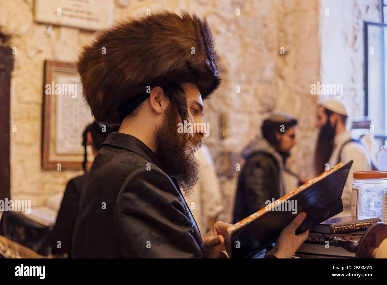 Israël, croyants juifs avec Schtreimel et Torah, Jérusalem Photo Stock -  Alamy
