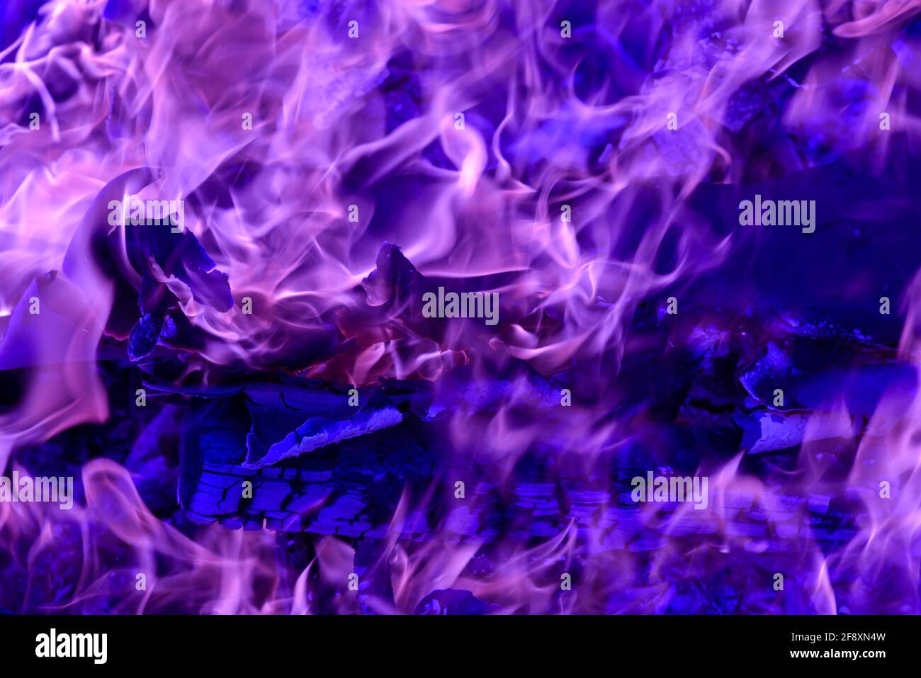 Flammes. Bois de combustion et de grumes. La flamme vive du feu. Matériaux combustibles convertis en charbon, en fumée et en cendres par la chaleur. Banque D'Images