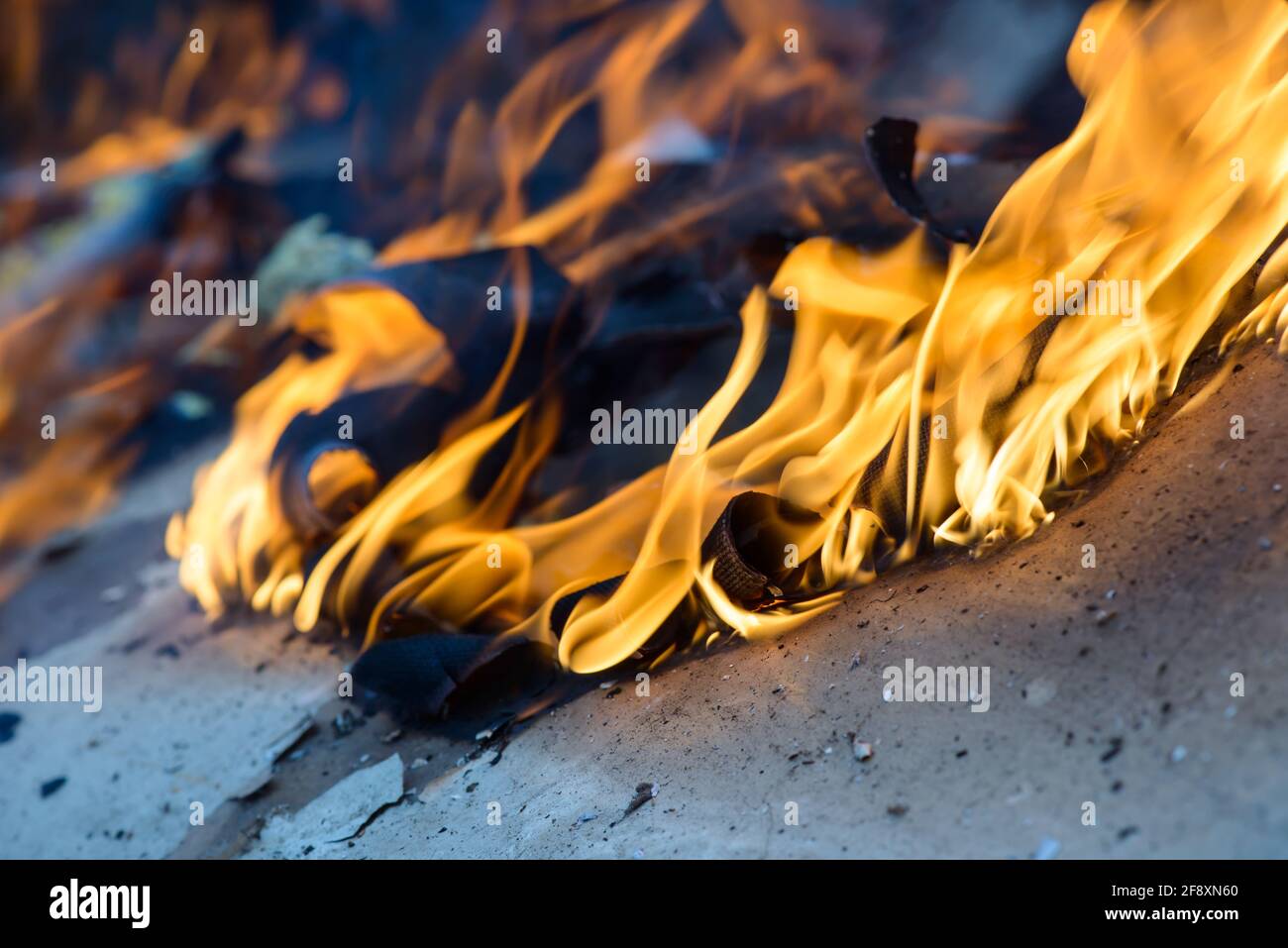 Flammes. Bois de combustion et de grumes. La flamme vive du feu. Matériaux combustibles convertis en charbon, en fumée et en cendres par la chaleur. Banque D'Images
