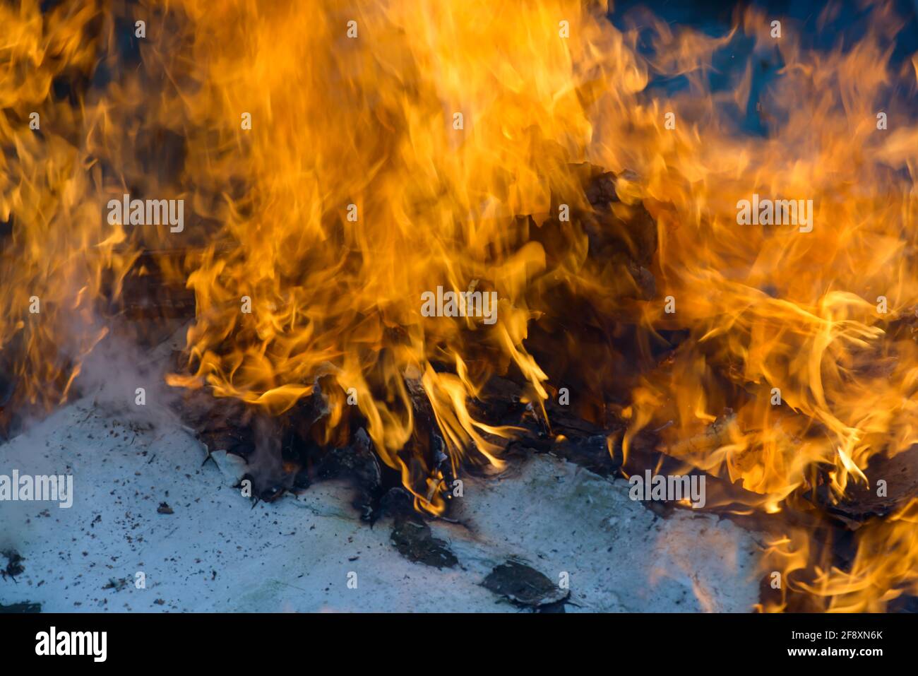 Flammes. Bois de combustion et de grumes. La flamme vive du feu. Matériaux combustibles convertis en charbon, en fumée et en cendres par la chaleur. Banque D'Images