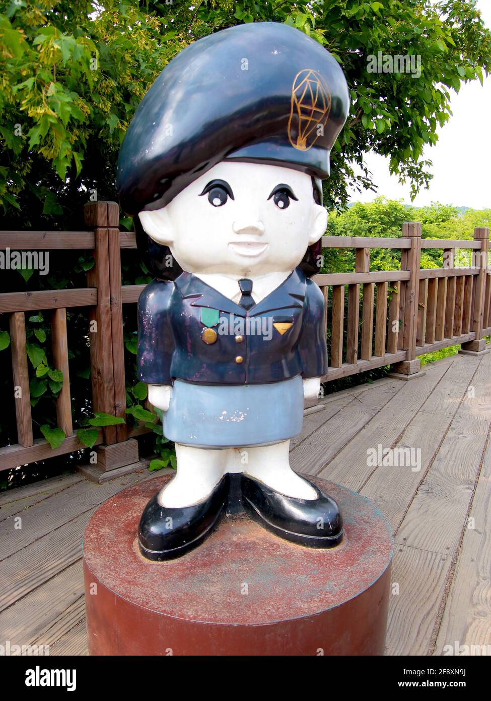 Près du pont de la liberté, une jolie statue d'une femme militaire, semblable à un dessin animé. Dans la zone démilitarisée (DMZ) près de Séoul, en Corée du Sud. Banque D'Images