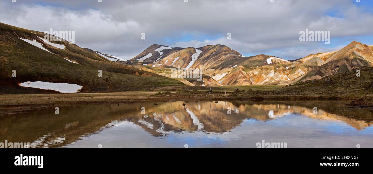 Lac et montagnes de rhyolite couleur soufre au volcan Brennisteinsalda près de Landmannalaugar, Réserve naturelle de Fjallabak, Sudurland, Islande Banque D'Images