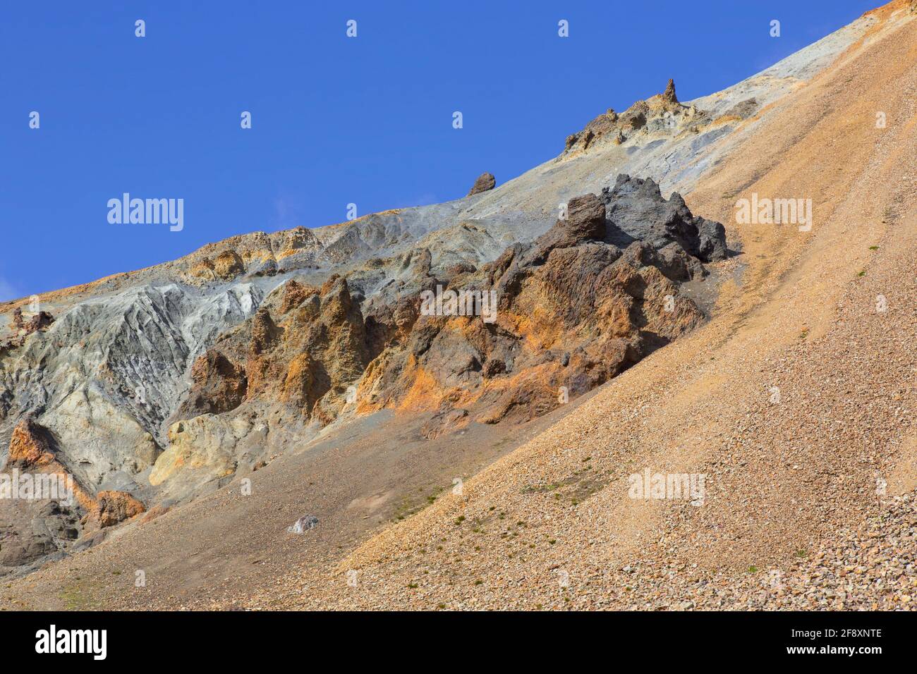 Formations rocheuses volcaniques et montagne de rhyolite de couleur soufre au volcan Brennisteinsalda près de Landmannalaugar, Réserve naturelle de Fjallabak, Islande Banque D'Images