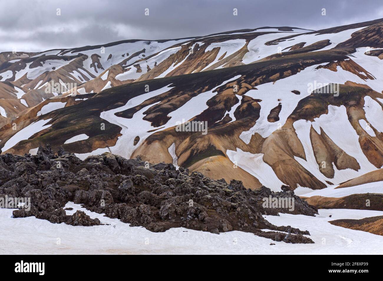 Montagnes de couleur de la rhyolite et de la couleur du soufre au volcan Brennisteinsalda près de Landmannalaugar, Réserve naturelle de Fjallabak, Sudurland, Islande Banque D'Images