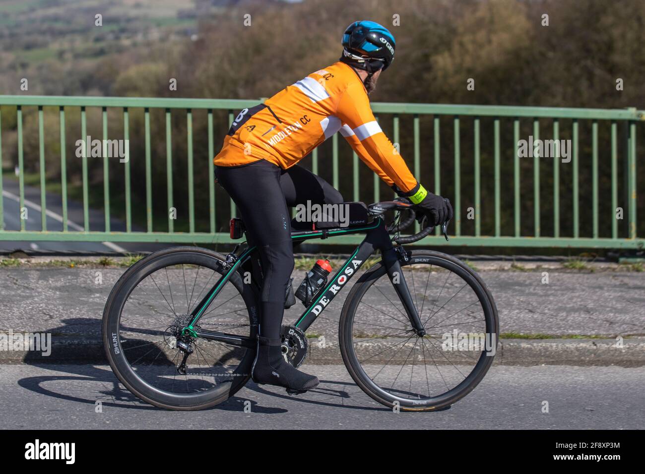 Cycliste de Rosa Super HM composite vélo de route aérodynamisme et sport rapide sur route de campagne traversant le pont d'autoroute dans la campagne Lancashire, Royaume-Uni Banque D'Images