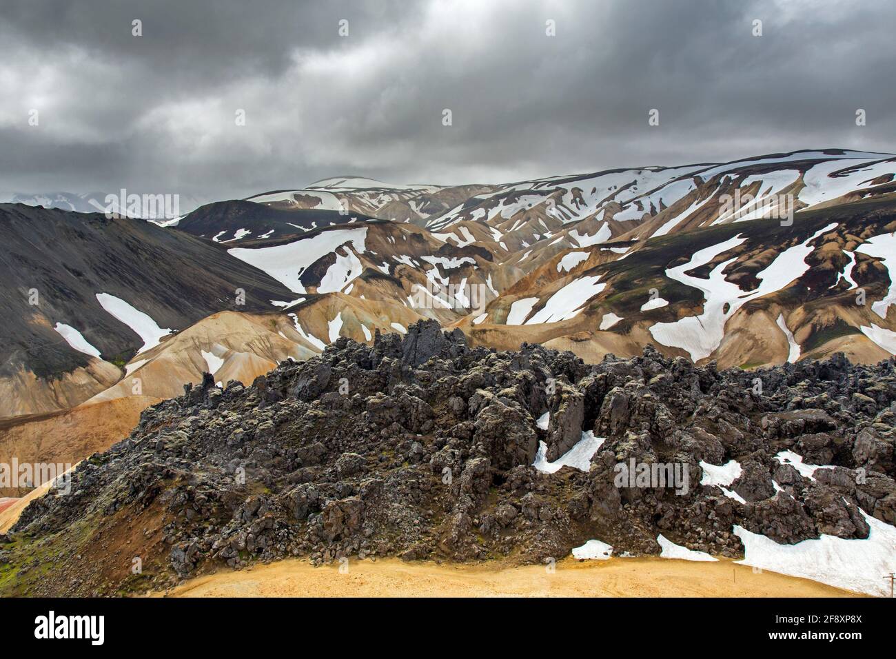 Montagnes de couleur de la rhyolite et de la couleur du soufre au volcan Brennisteinsalda près de Landmannalaugar, Réserve naturelle de Fjallabak, Sudurland, Islande Banque D'Images