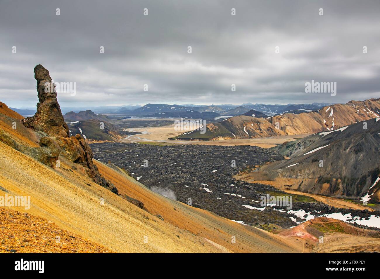 Formations rocheuses volcaniques et champ de lave de rhyolite au volcan Brennisteinsalda près de Landmannalaugar, Réserve naturelle de Fjallabak, Sudurland, Islande Banque D'Images