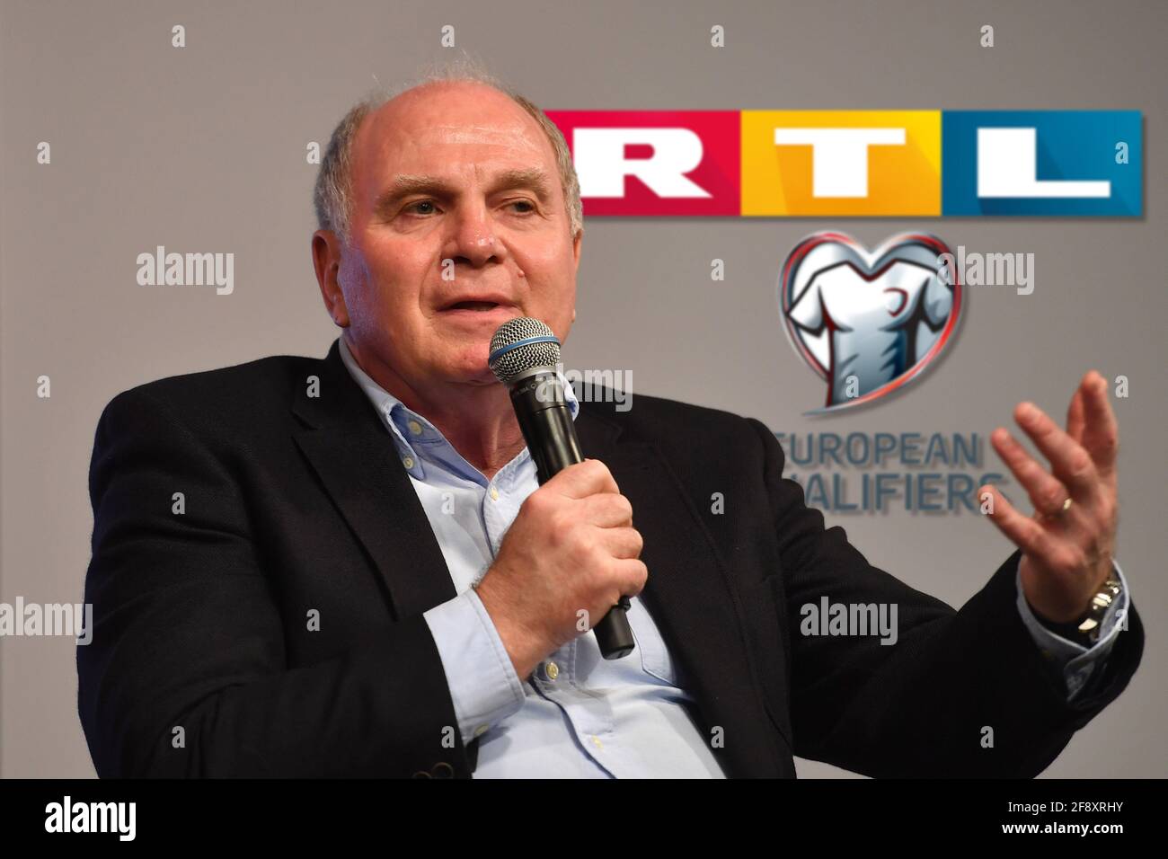 Photomontage Apres Seulement Trois Apparences Uli Hoeness Se Termine Comme Un Expert Rtl Archive Photo Uli Hoeness H A8ness President Fc Bayern Munich Geste Parle Dans Un Microphone Une Seule Image Un Seul Motif