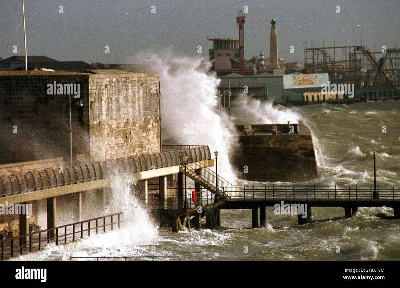 Des vents de jusqu'à 60 km/h frappent la côte sud à la tour carrée, le vieux Portsmouth aujourd'hui. Pic MIKE WALKER 2002 Banque D'Images