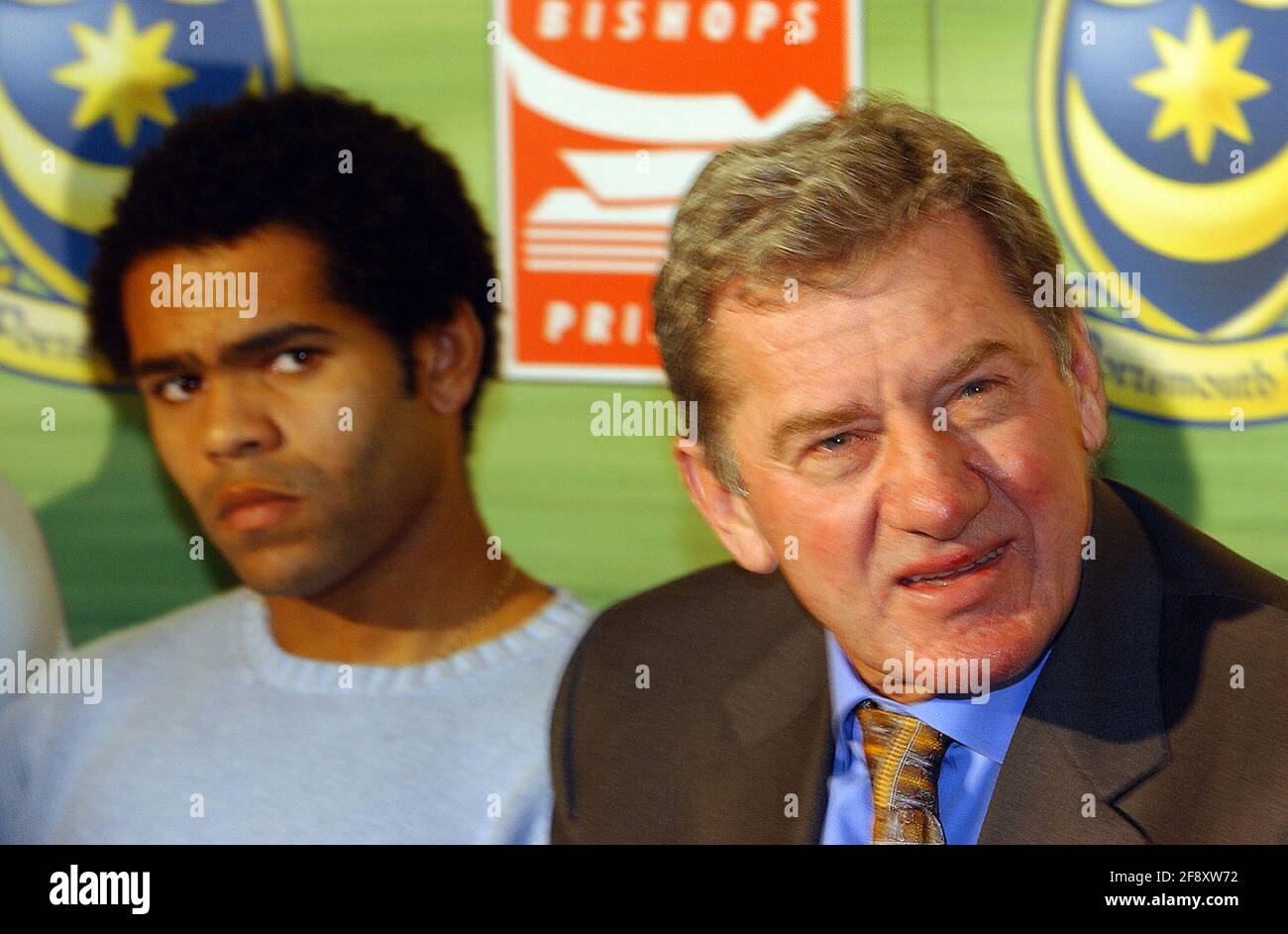 LE PRÉSIDENT DE PORTSMOUTH MILAN MANDRIC ET LE REPRÉSENTANT DU PFA DES JOUEURS KEVIN HARPER À LA CONFÉRENCE DE PRESSE APRÈS LEUR RÉUNION POUR DISCUTER DE LA MENACE DE MANDRIC DE NE PAS PAYER LES SALAIRES DES JOUEURS. PIC MIKE WALKER, 2002 Banque D'Images