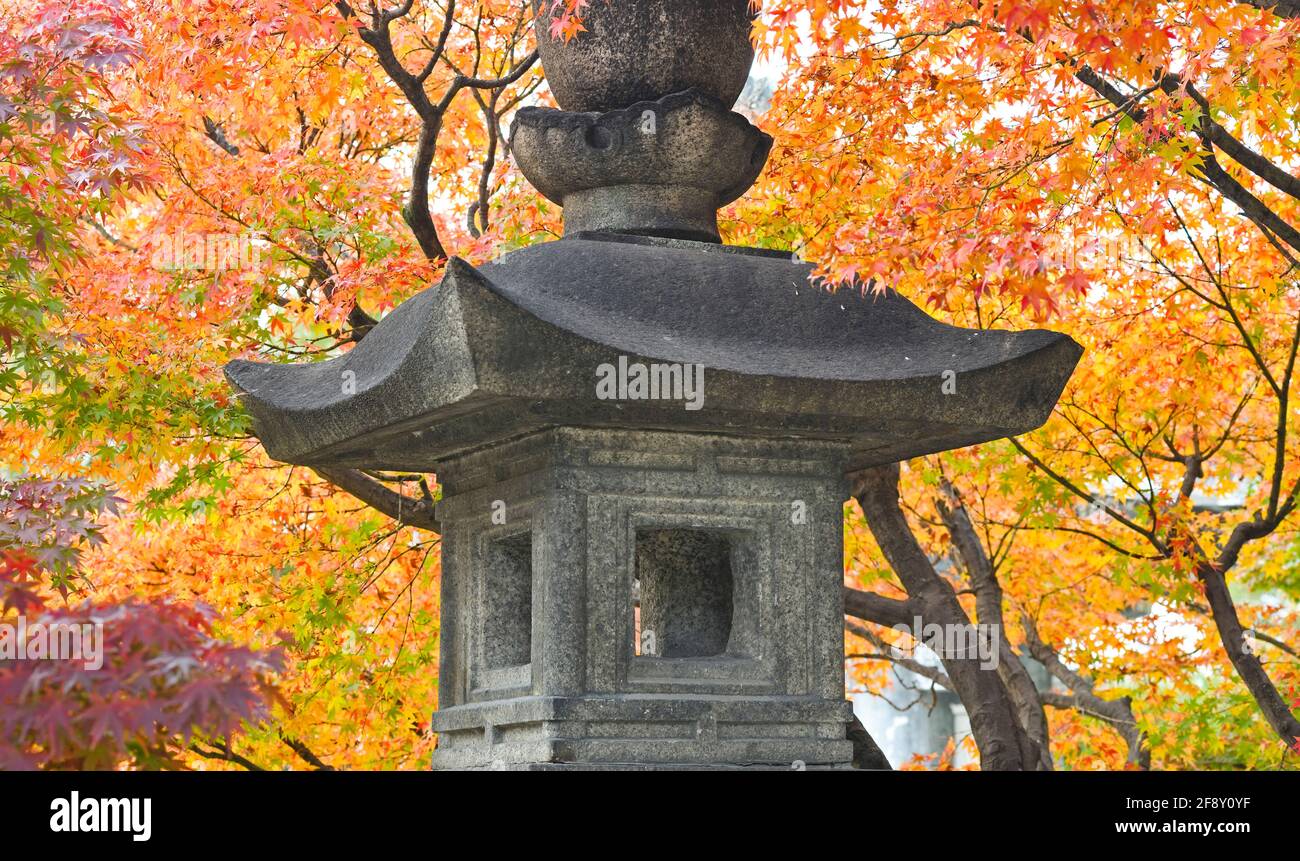 Monument et arbres de couleur automnale, Parc du château d'Osaka, Osaka, Japon Banque D'Images