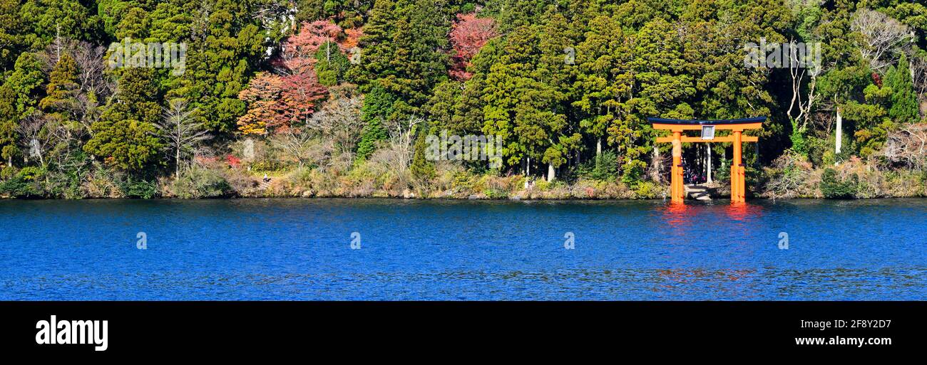 Hakone Shrine sur le lac Ashinoko en automne, Tokyo, Japon Banque D'Images