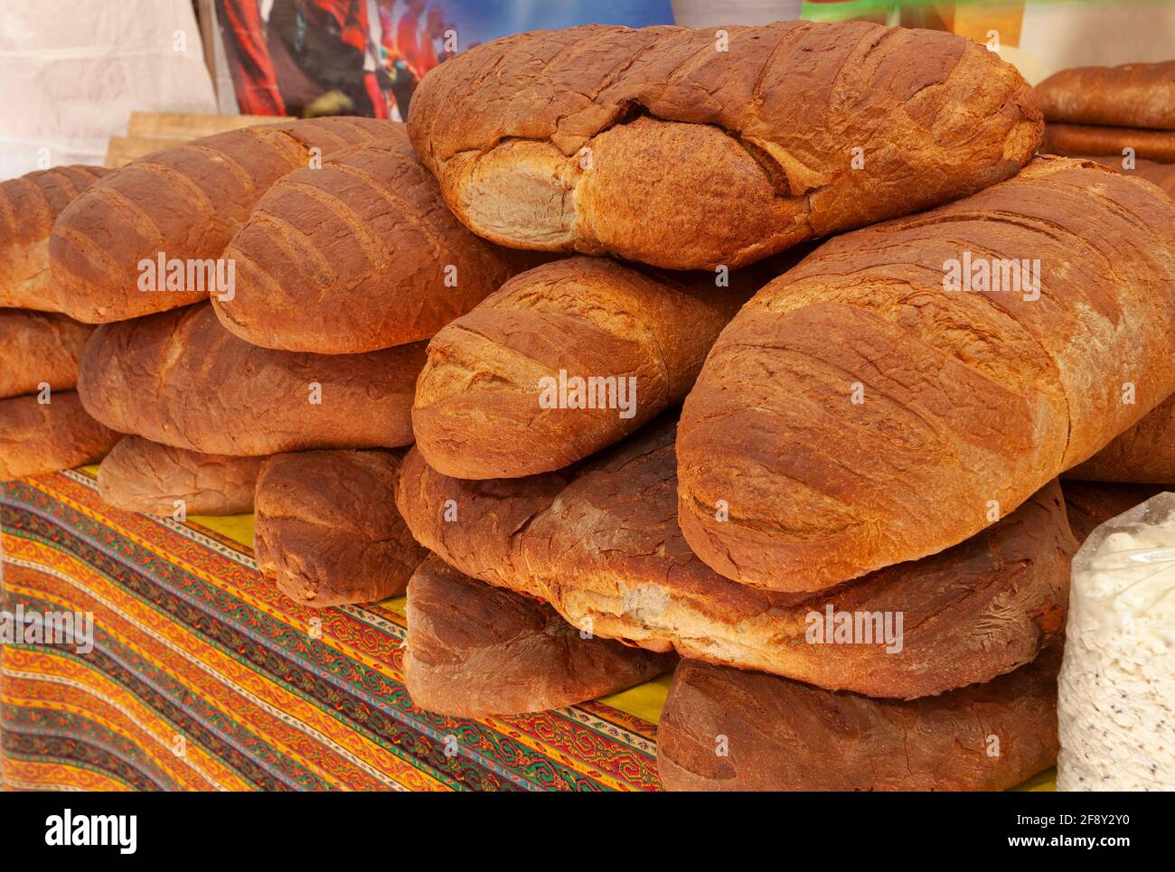 Giant Farmer&#39;s Bread au marché de Turgutreis, Bodrum, Mugla, Turquie Banque D'Images